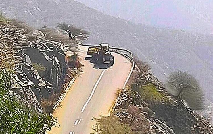 شاهد بالفيديو.. انطلاق أعمال التصفية وتهيئة طريق عقبة ثرة من جهة لودر تمهيدًا لفتحها