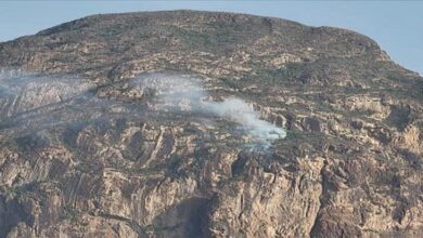 صواعق رعدية تشعل النيران في جبل مسمان بالضالع