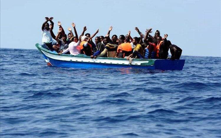 ضبط قاربًا يحمل 150 مهاجرًا غير شرعي قبالة سواحل شبوة