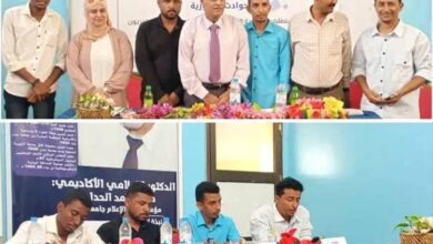 طلاب من كلية الإعلام بجامعة عدن يناقشون مشروع تخرج حول الحوادث المرورية في المدينة