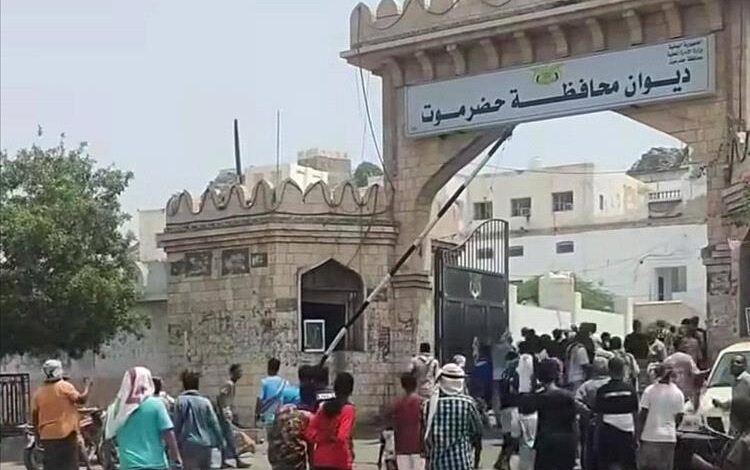 عاجل : انتقالي حضرموت يحمّل المحافظ بن ماضي وبن حبريش مسؤولية الفوضى ويطالب بتحرك عاجل لإنقاذ المكلا