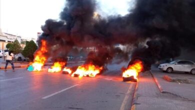 عدن فجر الجمعة: احتجاجات غاضبة وقطع طرق بسبب انهيار الكهرباء