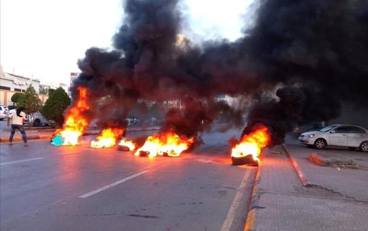 عدن فجر الجمعة: احتجاجات غاضبة وقطع طرق بسبب انهيار الكهرباء