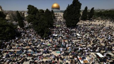 عشرات آلاف الفلسطينيين يؤدون صلاة الجمعة في الأقصى رغم تشديد الاحتلال الإسرائيلي للقيود