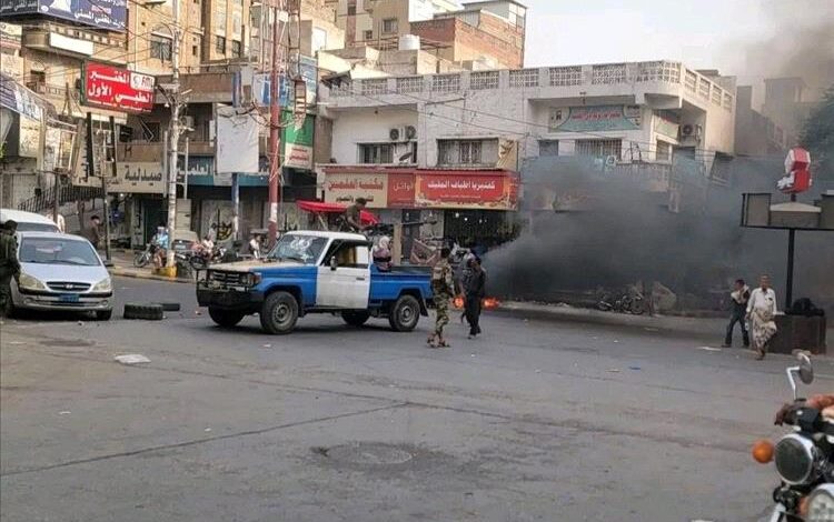 غضب شعبي في تعز.. احتجاجات عارمة بسبب انهيار الخدمات وأزمة مياه مستمرة منذ أشهر