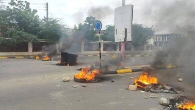 غضب في شوارع عتق.. جنود يحتجون بسبب الرواتب المتوقفة وتدهور المعيشة