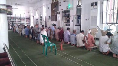 غياب الشيخ صالح اليافعي يترك فراغًا في مسجد الرحمة وأوساط المصلين بالبريقة