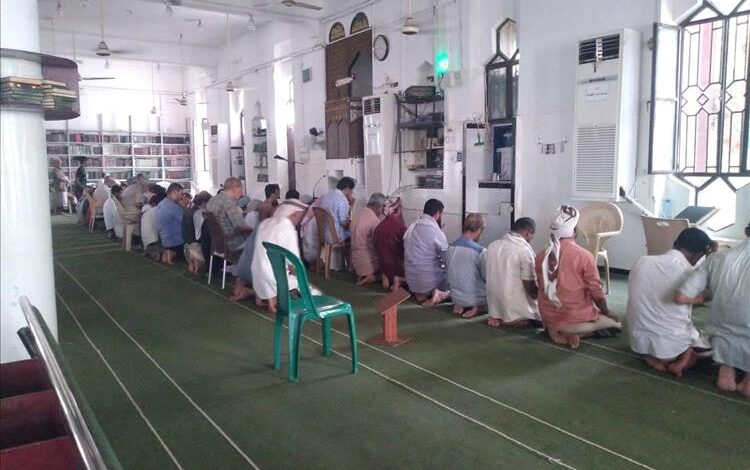 غياب الشيخ صالح اليافعي يترك فراغًا في مسجد الرحمة وأوساط المصلين بالبريقة