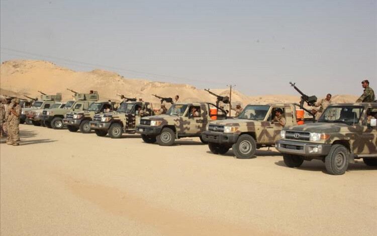 قائد المنطقة العسكرية الأولى يصل اللواء 11 حرس حدود في ثمود برفقة تعزيزات عسكرية ضمن خطة لتعزيز الأمن في المديريات الصحراوية