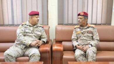 قائدا المنطقتين العسكريتين الأولى والثانية يقران إجراءات عاجلة لتعزيز الأمن والاستقرار في المهرة