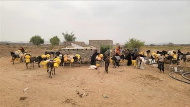 قرى منطقة "معطاف" بـلودر أبين .. معاناة قاسية  ونزوح جماعي وطلاب تركوا مقاعد الدراسة ونساء يقطعن المسافات لجلب مياه الشرب ..!