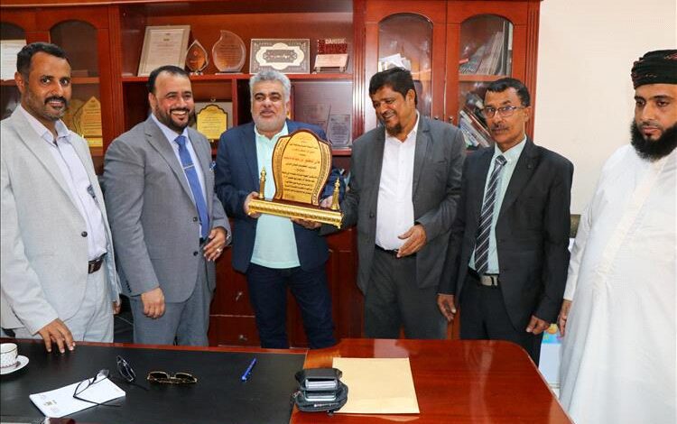 قيادة السلطة المحلية بمحافظة المهرة تكرم نائب وزير التخطيط والتعاون الدولي