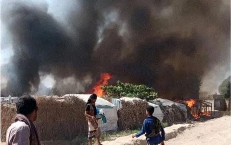 كارثة في الحديدة.. النيران تبتلع 18 منزلًا للنازحين في القناوص