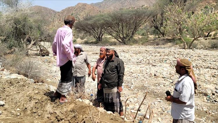 لحج.. مدير عام طور الباحة يتفقد أضرار السيول بمنطقة شعب