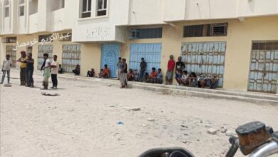 لليوم الثاني على التوالي.. عصيان مدني يشل حركة مديرية غيل باوزير احتجاجاً على تردي الخدمات وانقطاع الكهرباء