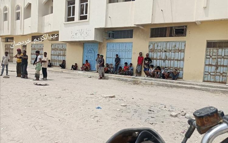 لليوم الثاني على التوالي.. عصيان مدني يشل حركة مديرية غيل باوزير احتجاجاً على تردي الخدمات وانقطاع الكهرباء