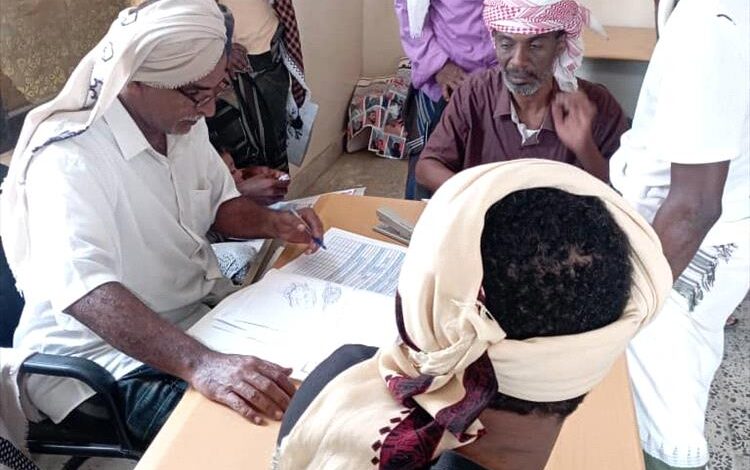 لليوم الرابع على التوالي.. انتقالي خنفر يواصل توزيع استمارات الشهداء