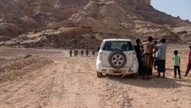 مأساة جبل بعتق: وفاة مهاجر إثيوبي وإصابة آخر واستمرار جهود إنقاذ ثالث عالق حتى اللحظة