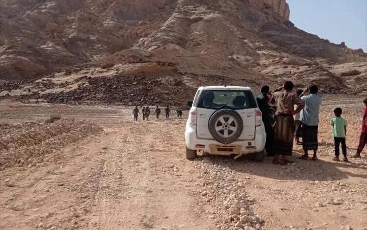 مأساة جبل بعتق: وفاة مهاجر إثيوبي وإصابة آخر واستمرار جهود إنقاذ ثالث عالق حتى اللحظة