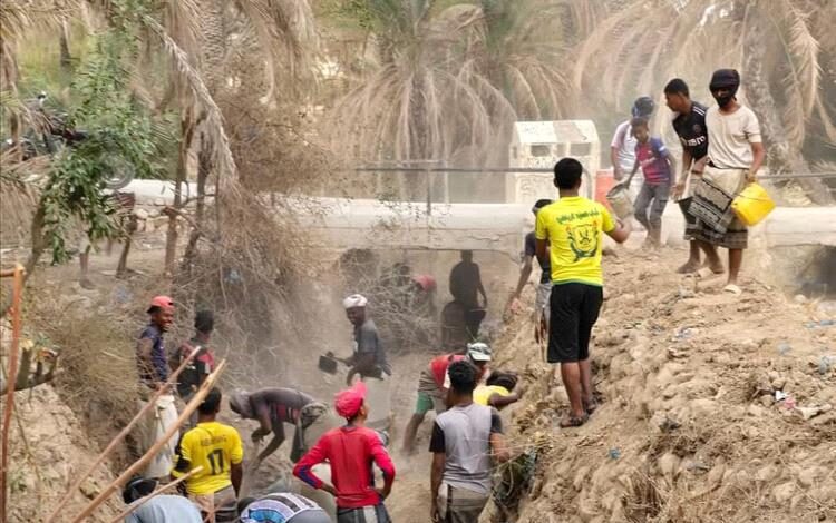 مبادرة شبابية بحضرموت دوعن تنفذ فتح السواقي المغذية للنخيل والأشجار المثمرة الأخرى
