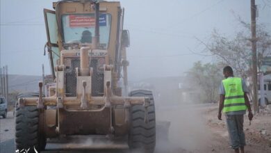 مبادرة صيانة الطريق الدولي تصل إلى صرة النخعيين بجهود العميد ناصر عبدربه
