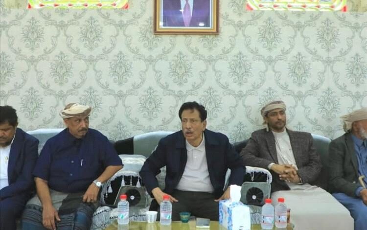 محافظ المهرة يجتمع بالأعيان عقب اغتيال قائد عسكري ويؤكد: لن نتهاون في دماء الشهداء