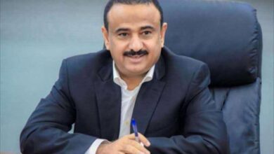 محافظ شبوة يثمّن إنجازًا أمنيًا ويكافئ أبطال اللواء الخامس بعد ضبط قتلة الخليفي