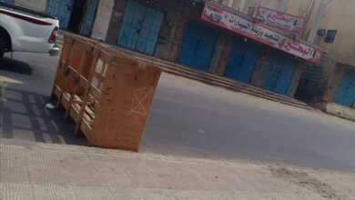 محتجون يقطعون شوارع المكلا تنديدًا بانهيار الخدمات وتردي الأوضاع المعيشية