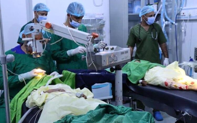 مخيم حول العيون المجاني في المخا ينجز 220 عملية جراحية خلال الاسبوع الأول من انطلاقه