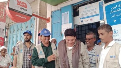 مدير عام الحوطة يدشن صرف التحويلات النقدية(البصمة) المقدمة من برنامج الغذاء العالمي