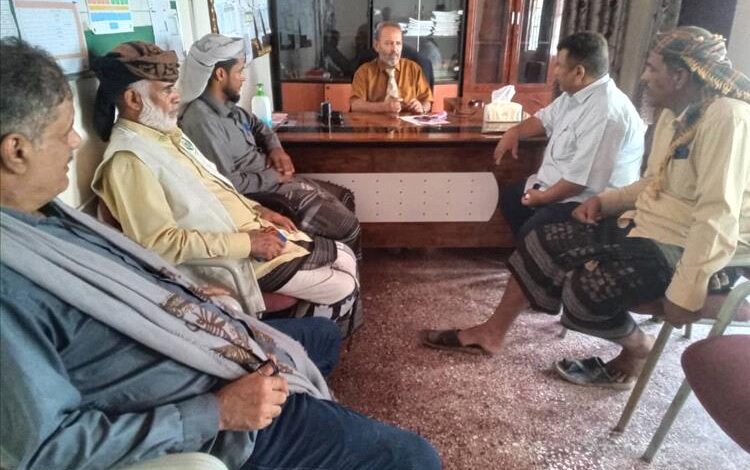 مدير عام الصحة بأبين يلتقي بمسؤولي جمعية الحكمة اليمانية الخيرية