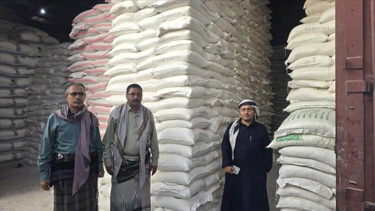 مدير عام الصناعة بشبوة ومدير عام عتق ينفذون نزولًا ميدانيًا على محلات الصويدر التجارية في مدينة عتق