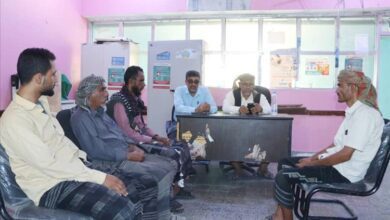 مدير عام المحفد ومكتب الصحة يعقدان إجتماعاً مع مشرفي الوحدات الصحية بالمديرية
