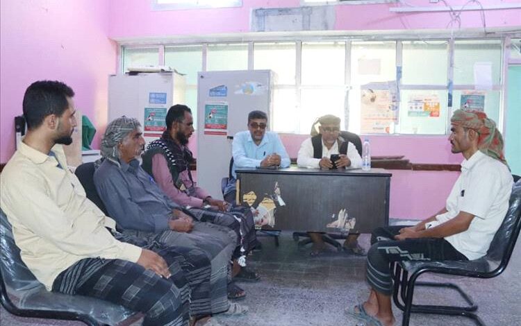 مدير عام المحفد ومكتب الصحة يعقدان إجتماعاً مع مشرفي الوحدات الصحية بالمديرية