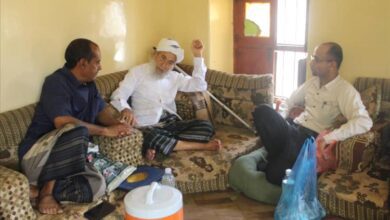 مدير عام حالمين وأمين عام ملتقى رواد حالمين للفكر والبناء يزوران الفقيه أحمد الدغفلي لتفقده والاطمئنان على صحته