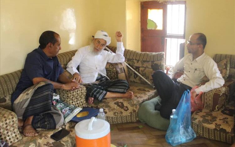 مدير عام حالمين وأمين عام ملتقى رواد حالمين للفكر والبناء يزوران الفقيه أحمد الدغفلي لتفقده والاطمئنان على صحته