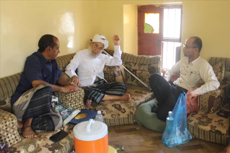 مدير عام حالمين وأمين عام ملتقى رواد حالمين للفكر والبناء يزوران الفقيه أحمد الدغفلي لتفقده والاطمئنان على صحته