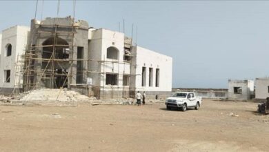مدير عام ذو باب المندب يطلع على سير أعمال ترميم وإعادة تأهيل المجمع الحكومي