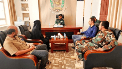 مدير عام شرطة شبوة يبحث التنسيق والتعاون مع مجموعة أصدقاء القانون الدولي الإنساني