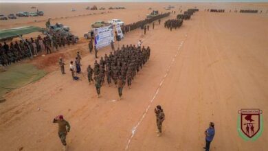 مدير عام شرطة شبوة يشهد حفل اختتام دورتين عسكريتين لقوات دفاع شبوة بعرض عسكري مهيب