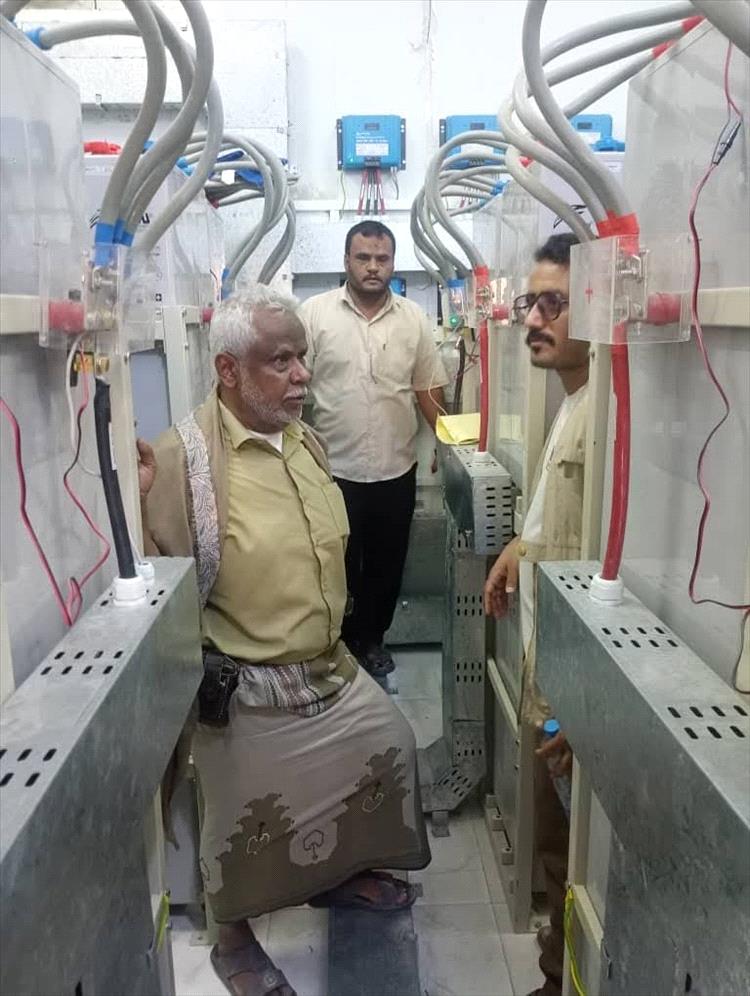 مدير عام ميفعة يدشن العمل بمنظومة الطاقة الشمسية في مستشفى عزان العام بدعم منظمة UNOPS