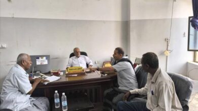 مدير مكتب المالية بالمضاربة والعارة بلحج يناقش مع مدير مكتب التخطيط بالمحافظة البرنامج الاستثماري المعدل