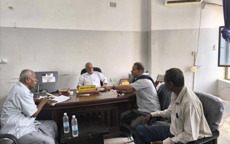 مدير مكتب المالية بالمضاربة والعارة بلحج يناقش مع مدير مكتب التخطيط بالمحافظة البرنامج الاستثماري المعدل