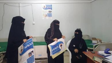 مديرة إدارة التثقيف والإعلام الصحي بلحج تقوم بزيارة قسم العزل بمستشفى ابن خلدون العام وتزود القسم بمواد إعلامية