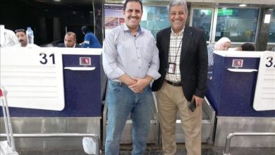 مسافرون يمنيون يشيدون بجهود مدير محطة طيران اليمنية في مطار القاهرة شرف محفوظ