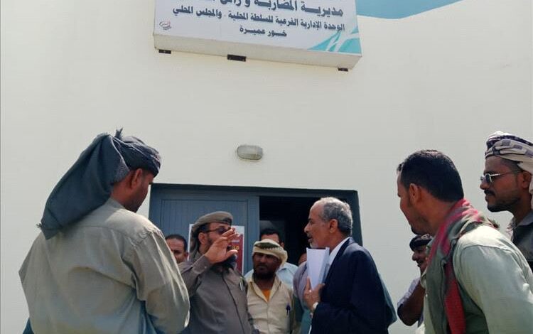 مستشار رئيس مجلس القيادة الرئاسي يزور قيادة السلطة المحلية بمديرية المضاربة والعارة ويشيد بجهود المدير العام