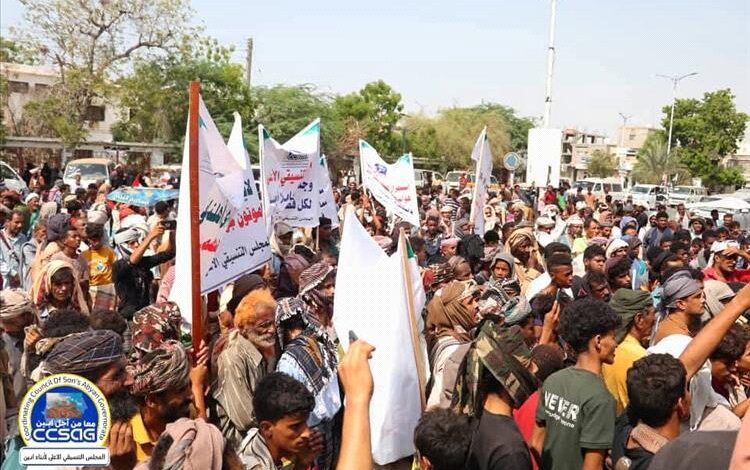 مسيرة جماهيرية في أبين تطالب بالحكم الذاتي وتحسين الخدمات