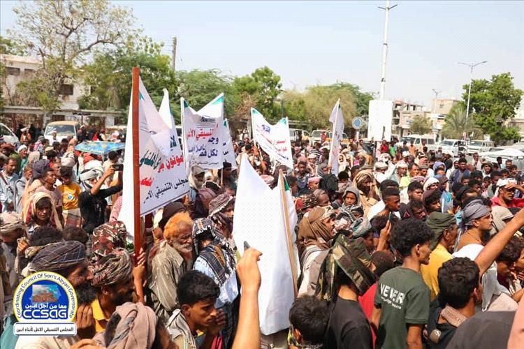مسيرة جماهيرية في أبين تطالب بالحكم الذاتي وتحسين الخدمات