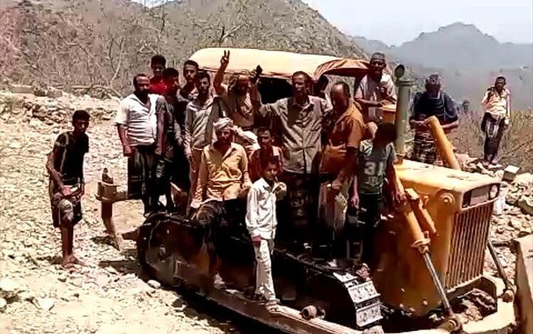 مشروع الأمل... مبادرة شعبية لإصلاح طريق الحياة في العقلة حيد ردفان