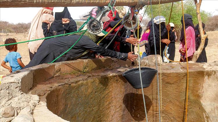 مصرع شخصين اختناقاً وطفل دهساً بسبب أزمة المياه في تعز